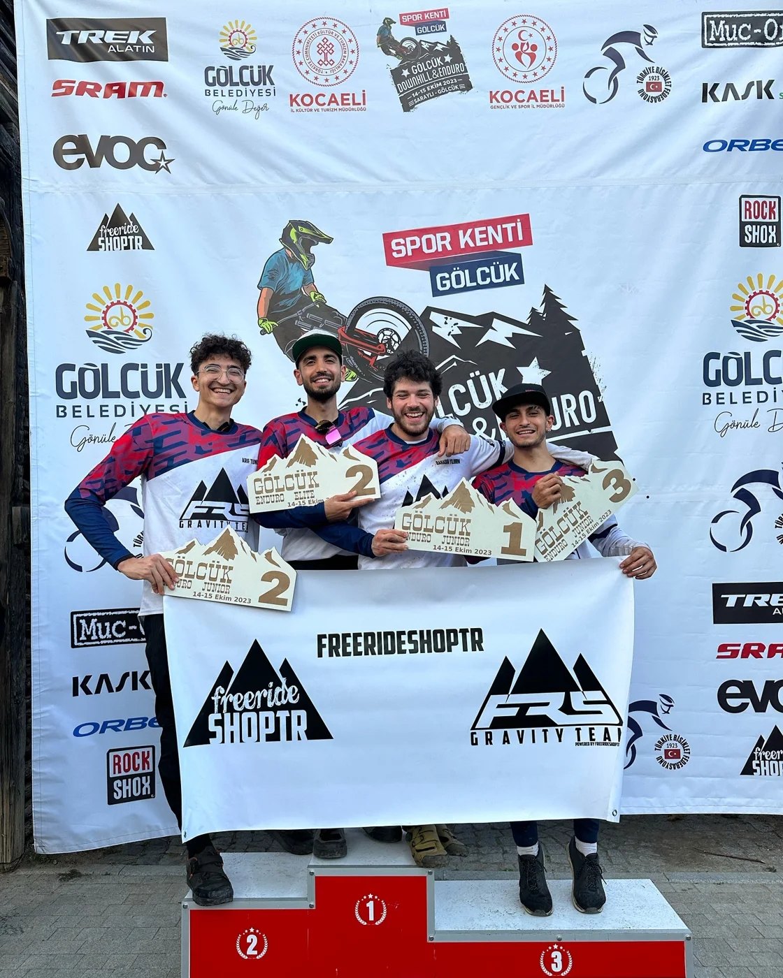 Gölcük Enduro 2023 takım ve podyum fotoğrafı