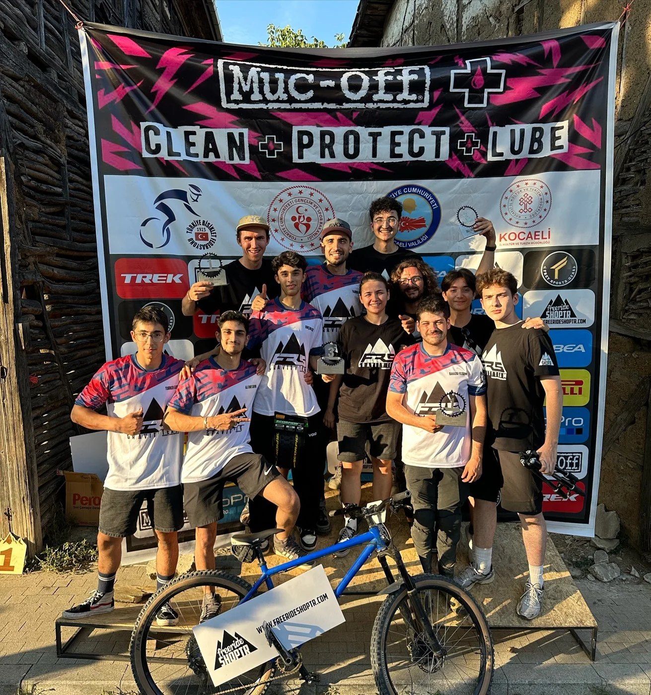 Gölcük Enduro & Downhill 2024 takım ve podyum fotoğrafı