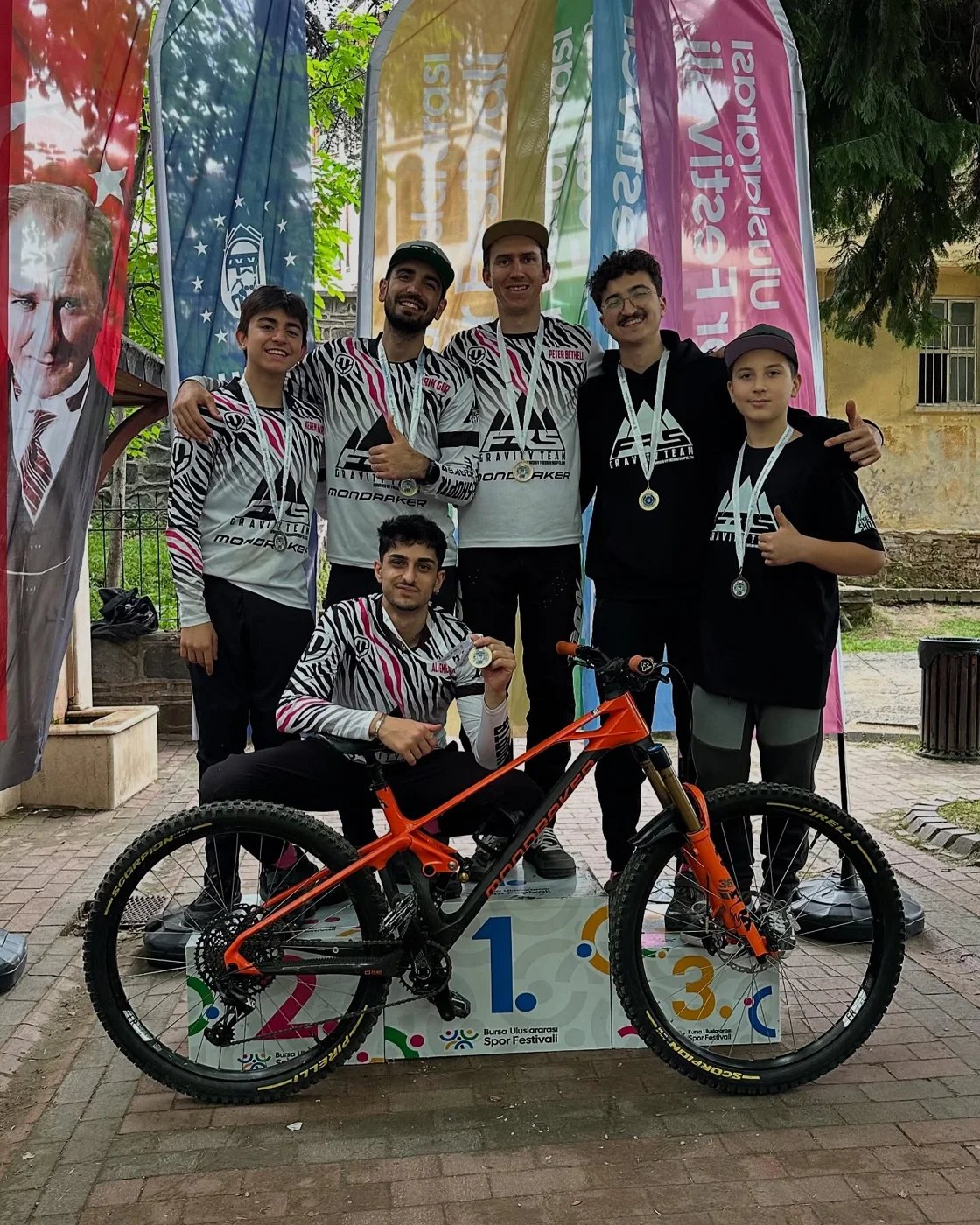 Bursa Urban Downhill 2025 takım ve podyum fotoğrafı