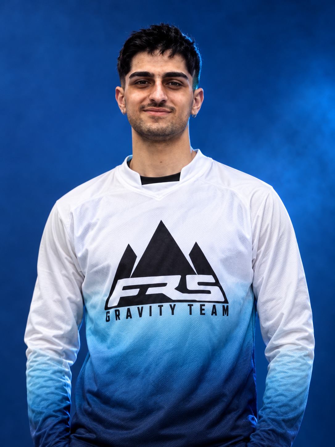 Ali Emre Elvayn, mavi FRS Gravity takım formasıyla